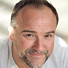 David DeLuise به عنوان Howard Lambert