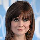 Emily Deschanel به عنوان Angela