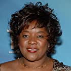 Loretta Devine به عنوان Flo the Doorwoman