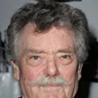 Bernard Fox به عنوان Captain Winston Havelock