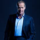 Iain Glen به عنوان Dr. Pete Nichols