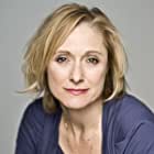 Caroline Goodall به عنوان Elsbeth Beaumont