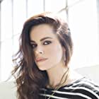 Emily Hampshire به عنوان Rebecca Morgan