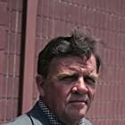 Pat Hingle به عنوان Commissioner Gordon