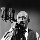 Lionel Jeffries به عنوان Dr. Peyron