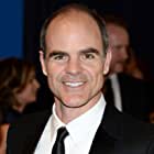 Michael Kelly به عنوان Richard Detmer