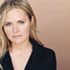 Maggie Lawson به عنوان Juliet O'Hara