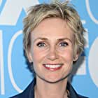 Jane Lynch به عنوان Sweeny