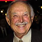 Bill Macy به عنوان Dr. Isaac Sobel