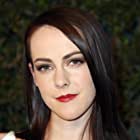 Jena Malone به عنوان Young Ellie