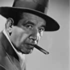 Mike Mazurki به عنوان Spats' Henchman