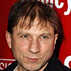 Simon McBurney به عنوان Maurice Grosse