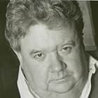 Ian McNeice به عنوان Newsreader