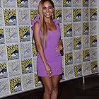 Vanessa Morgan به عنوان Max Mitchell