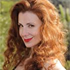 Suzie Plakson به عنوان Senior Flight Attendant