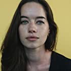 Anna Popplewell به عنوان Lola