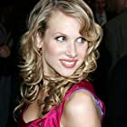 Lucy Punch به عنوان Sarah Walker