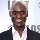 Lance Reddick به عنوان Lt. Cedric Daniels