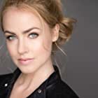 Amanda Schull به عنوان Dr. Cassandra Railly