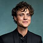 Douglas Smith به عنوان Marcus Isaacson