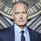 Patrick St. Esprit به عنوان Captain Philip Santos