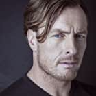 Toby Stephens به عنوان Doctor Edward Armstrong