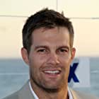 Geoff Stults به عنوان Coach Johnson