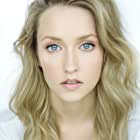 Emily Tennant به عنوان Agent Juliet Clover