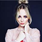 Laura Vandervoort به عنوان Fiona Snow