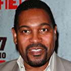 Mykelti Williamson به عنوان Dikembe Mustafa