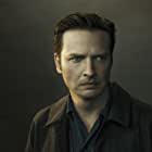 Aden Young به عنوان Alex Harris