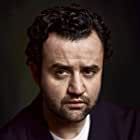 Daniel Mays به عنوان Young Journalist