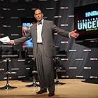 Ernie Johnson به عنوان Self