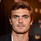 Alex Roe به عنوان Holt