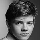 Thomas Brodie-Sangster به عنوان Benny Watts