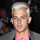 Mark Ronson به عنوان Agency Control Room Technician