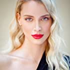 Ema Kovac به عنوان Blonde Beauty