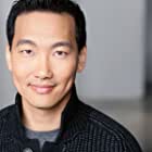 Eddie Shin به عنوان FBI Agent Li