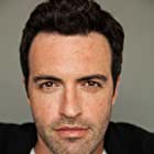 Reid Scott به عنوان Eli Cohen