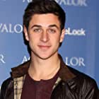 David Henrie به عنوان London Busbee