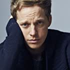 Chris Geere به عنوان Freddie