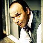 Danny Burstein به عنوان Associate Warden Jeffries