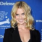 Alice Eve به عنوان Jenny Pettits