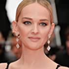 Jess Weixler به عنوان Makeup Artist