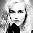 Isabel Lucas به عنوان Sarah Deakins