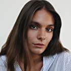 Caitlin Stasey به عنوان Kenna de Poitiers