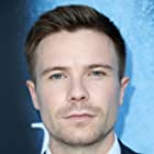 Joe Dempsie به عنوان Chris