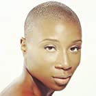 Aisha Hinds به عنوان Carolyn Hill