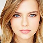 Indiana Evans به عنوان Naomi Tate