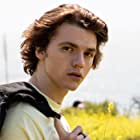 Joel Courtney به عنوان Joe Lamb